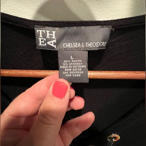 Thea by Chelsea and Theodore black blouse with gold lace front detail size large - Picture 5 of 6